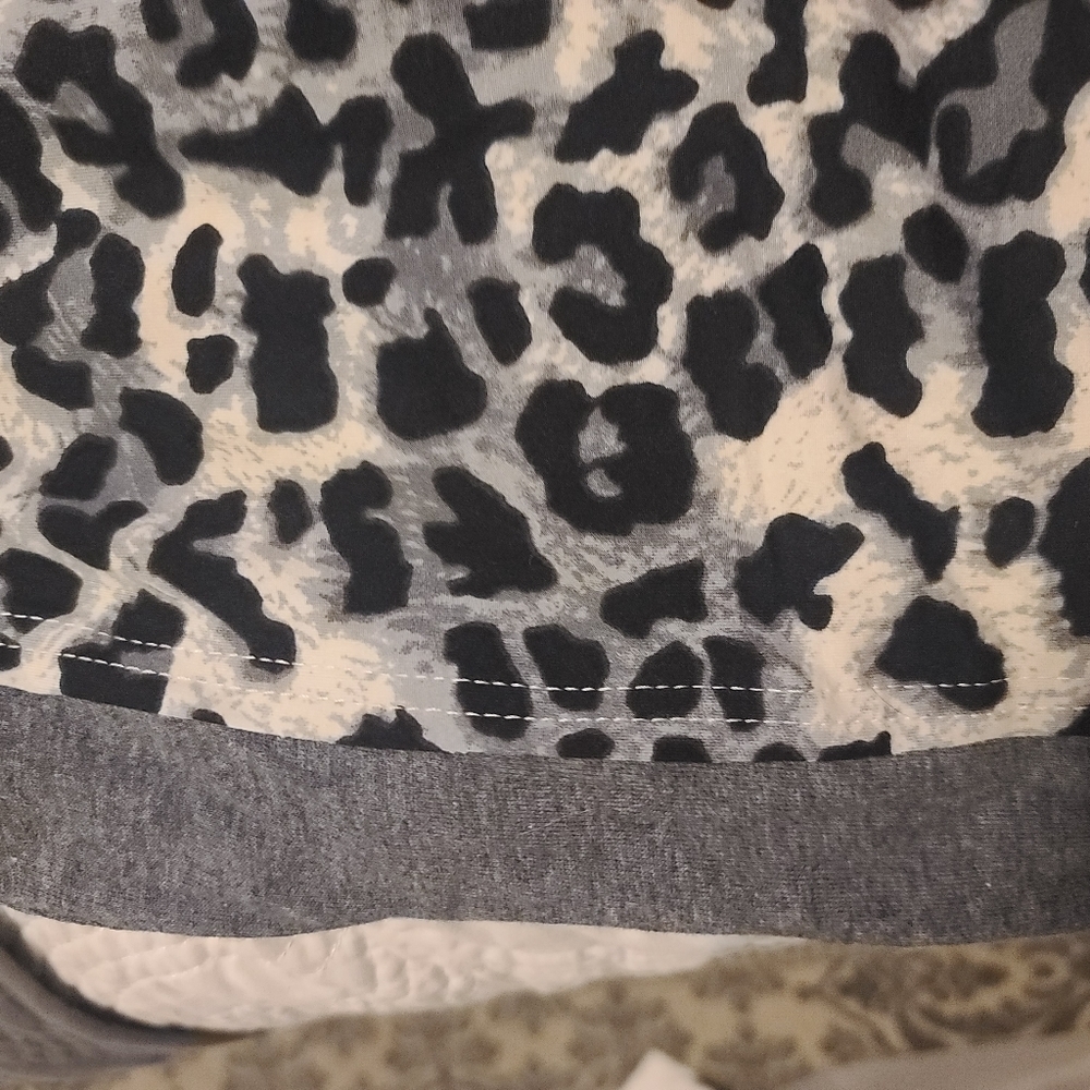 Leopard Print Shorts Sporty Panel on Sides size large Grey and black. nwt Gigio - Picture 3 of 10